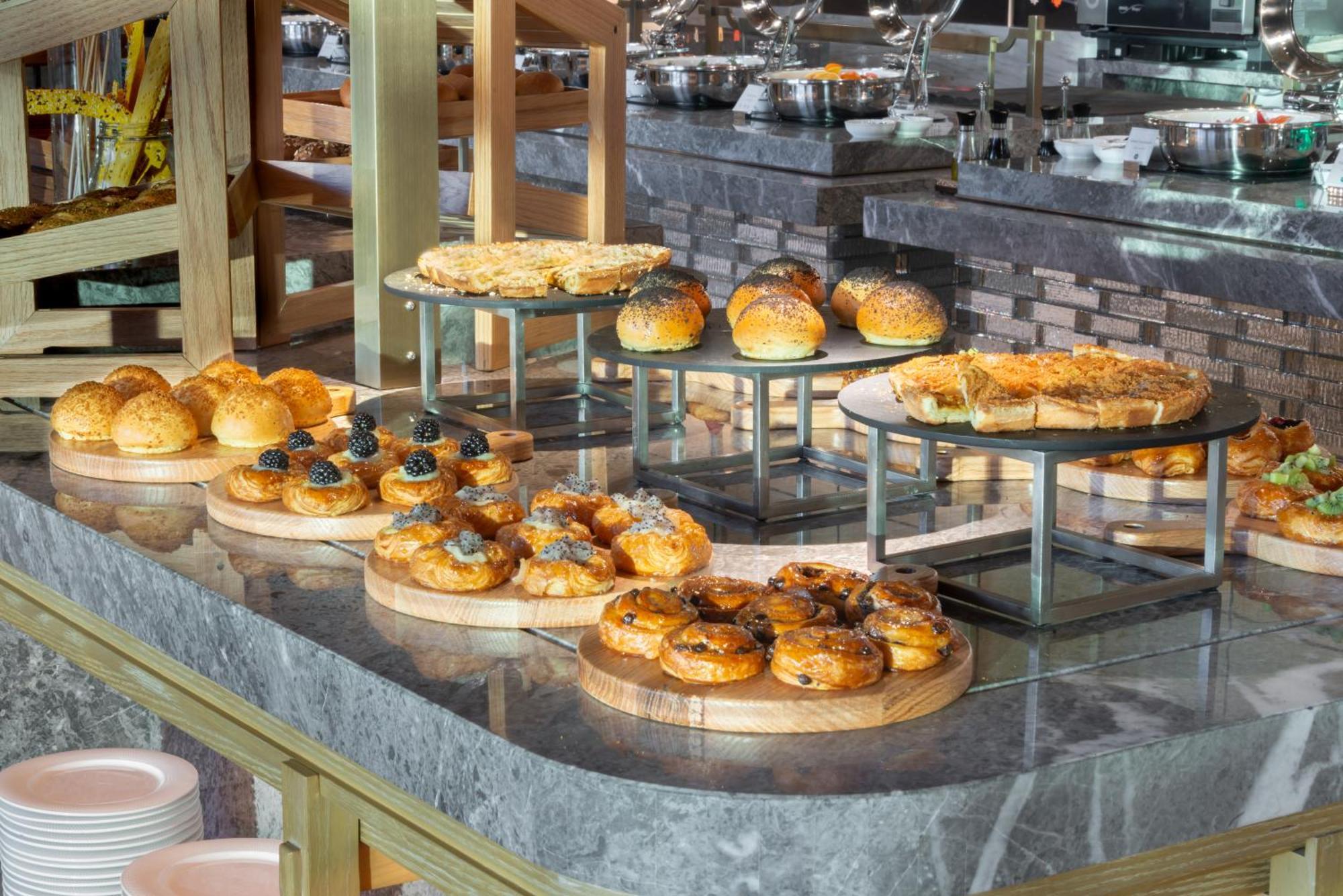 Narcissus The Royal Hotel Ер-Ріяд Екстер'єр фото A selection of pastries
