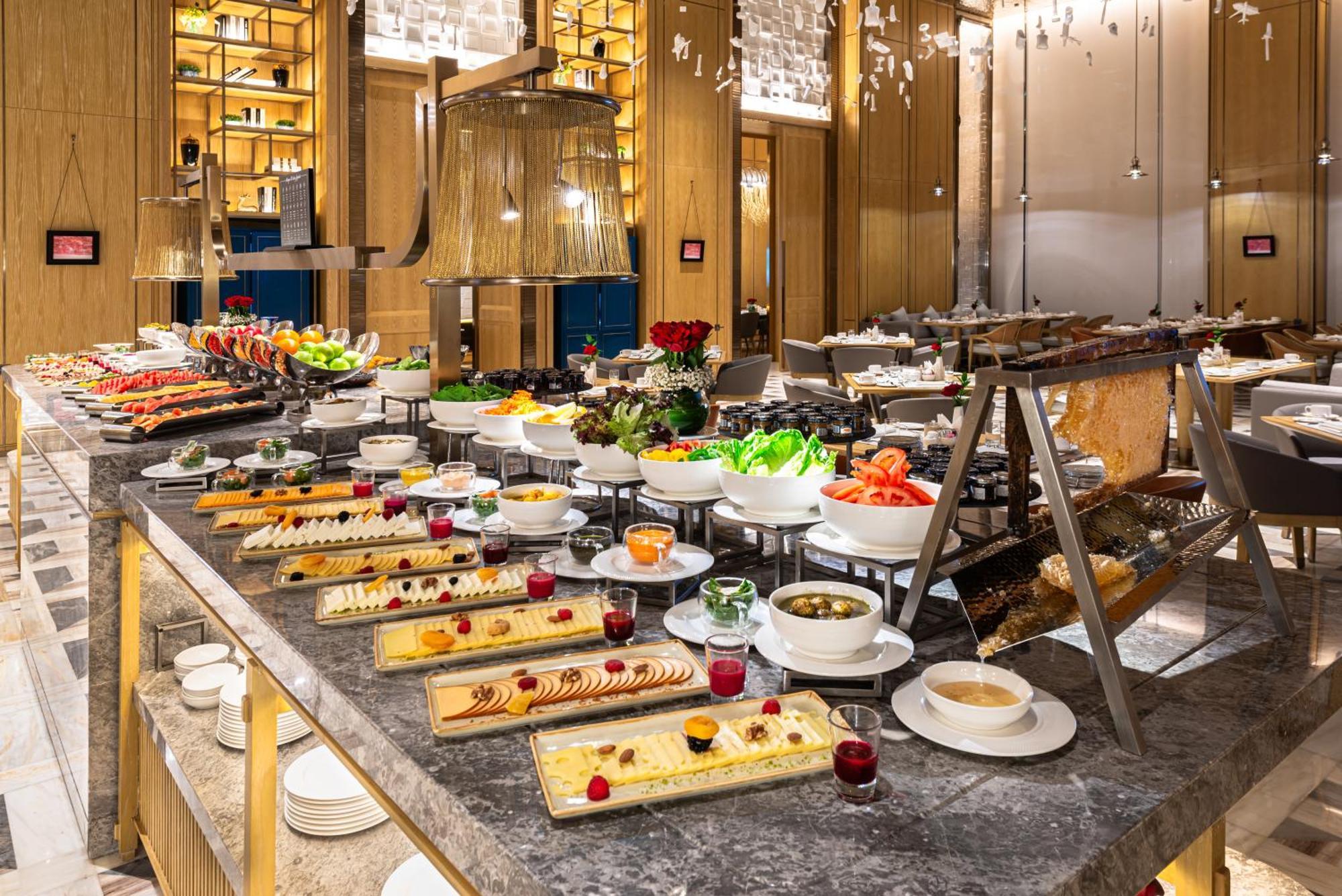 Narcissus The Royal Hotel Ер-Ріяд Екстер'єр фото A buffet at a hotel